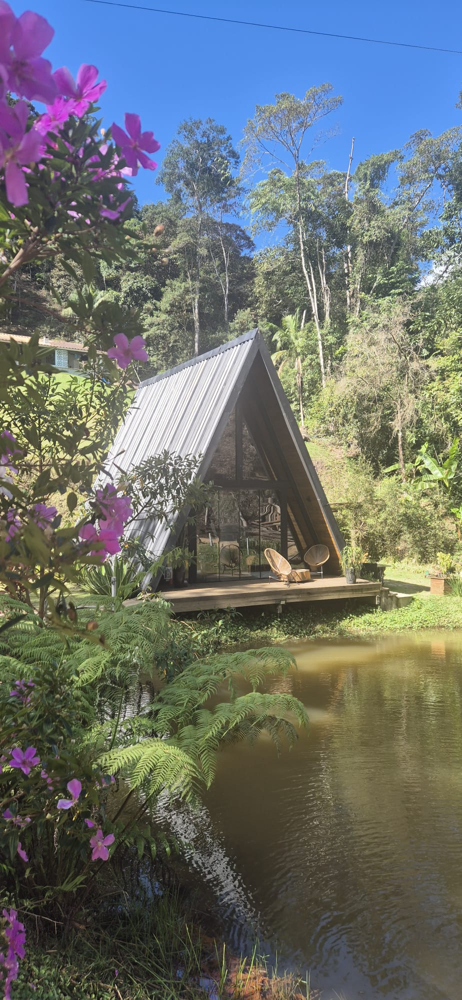 Chalé Suíço A-Frame à beira do lago durante o dia